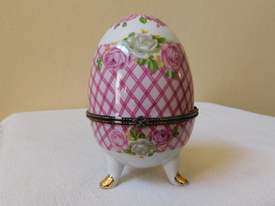 PORCELÁNOVÁ DÓZA VEJCE VE STYLU FABERGÉ 