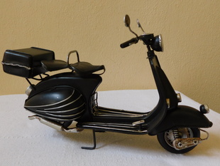 KOVOVÝ MODEL MOTORKY VESPA - RETRO