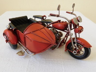 KOVOVÝ MODEL MOTORKY SE SAJDKÁROU