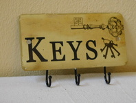 KOVOVÝ NÁSTĚNNÝ VĚŠÁK KEYS NA KLÍČE