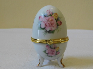 PORCELÁNOVÉ VEJCE RŮŽE VE STYLU FABERGÉ