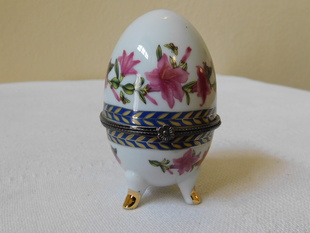 PORCELÁNOVÉ VEJCE S KVĚTY VE STYLU FABERGÉ