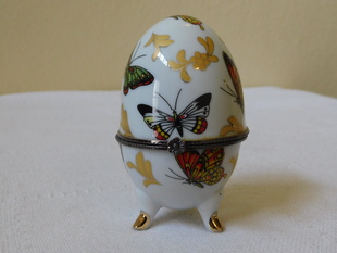 PORCELÁNOVÉ VEJCE S MOTÝLY VE STYLU FABERGÉ