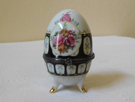 PORCELÁNOVÉ VEJCE RŮŽE VE STYLU FABERGÉ