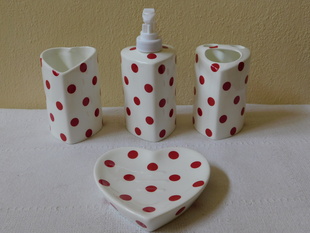 KOUPELNOVÝ PORCELÁNOVÝ SET - SRDCE