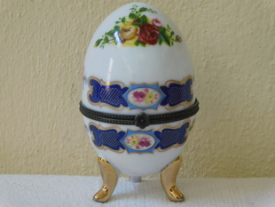 PORCELÁNOVÉ VEJCE VE STYLU FABERGÉ