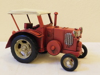 KOVOVÝ MODEL - TRAKTOR VETERÁN - RUČNÍ PRÁCE