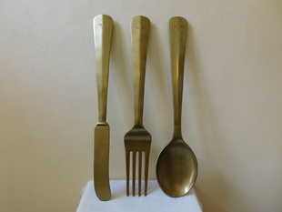 PŘÍBOR - VIDLIČKA,NŮŽ,LŽÍCE - NÁSTĚNNÁ KOV. DEKORACE 80 cm