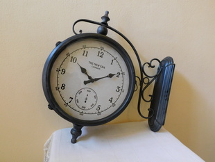 KOVOVÉ NÁSTĚNNÉ KONZOLOVÉ HODINY OBOUSTRANNÉ