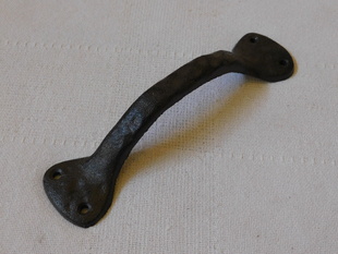 KOVOVÉ MADLO NA DVEŘE