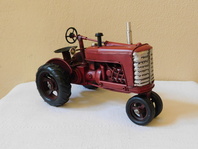 KOVOVÝ MODEL - TRAKTOR VETERÁN - RUČNÍ PRÁCE