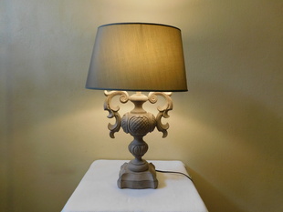 STOLNÍ LAMPA 66 cm v. BOHATĚ ZDOBENÁ NOHA