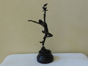 BALETKA S HOLUBICEMI - BRONZOVÁ SOCHA 