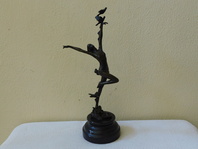 BALETKA S HOLUBICEMI - BRONZOVÁ SOCHA