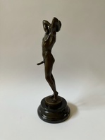 AKT MUŽE - BRONZOVÁ SOCHA NA MRAMORU