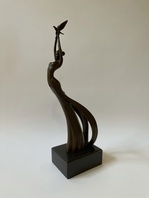 VYPUŠTĚNÍ HOLUBICE - BRONZOVÁ SOCHA ART DECO