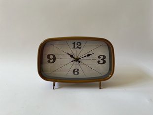 STOLNÍ HODINY V RETRO STYLU