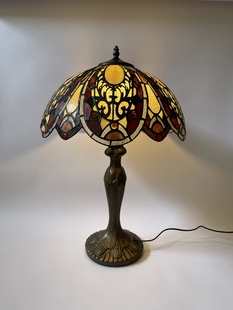 STOLNÍ LAMPA TIFFANY V SECESNÍM STYLU