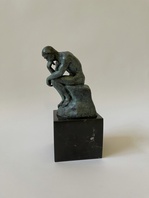 MYSLITEL - THINKER - BRONZOVÁ SOCHA NA MRAMORU