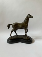 KŮŇ - BRONZOVÁ SOCHA NA MRAMOROVÉM PODSTAVCI