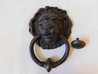 KOVOVÉ LITINOVÉ KLEPADLO NA VRATA ČI DVEŘE - LEV