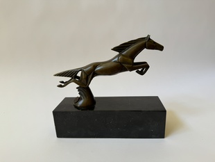 KŮŇ ART DECO - BRONZOVÁ SOCHA NA MRAMORU