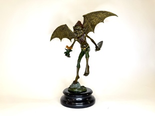 GOBLIN S KŘÍDLY - BRONZOVÁ SOCHA NA MRAMORU