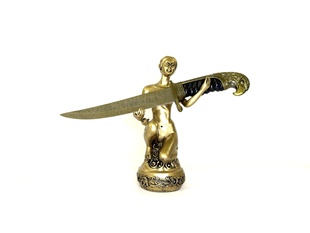 DÝKA S HLAVOU ORLA A FIGUROU ŽENY
