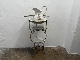 PORCELÁNOVÝ MYCÍ SET - KOVOVÝ STOJAN
