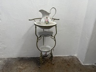 PORCELÁNOVÝ MYCÍ SET - KOVOVÝ STOJAN