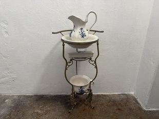 PORCELÁNOVÝ MYCÍ SET MODRÉ KVĚTY - KOVOVÝ STOJAN