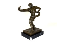 MUŽ S HADEN - BRONZOVÁ SOCHA NA MRAMORU