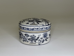 PORCELÁNOVÁ DÓZA S VÍKEM OVÁL - CIBULÁKOVÝ VZOR