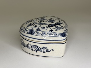 PORCELÁNOVÁ DÓZA S VÍKEM SRDCE - CIBULÁKOVÝ VZOR