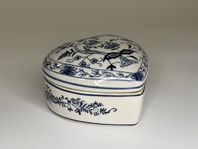 PORCELÁNOVÁ DÓZA S VÍKEM SRDCE - CIBULÁKOVÝ VZOR