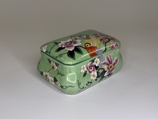PORCELÁNOVÁ DÓZA - MOTIV KVĚTINY A PTACTVO