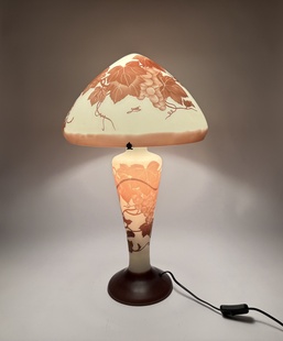 SKLENĚNÁ LAMPA VE STYLU GALLE - HNĚDÁ, HROZNO