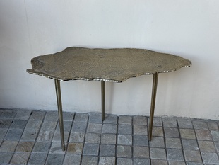 KOVOVÝ ODKLÁDACÍ STOLEK - ZLATÉ BAREVNÉ PROVEDENÍ