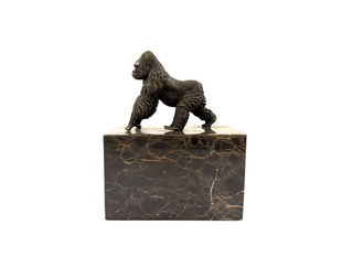 GORILA - BRONZOVÁ SOCHA NA MRAMORU