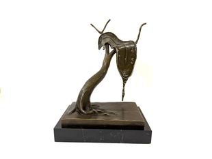 ROZTEKLÉ HODINY - BRONZOVÁ SOCHA NA MRAMORU