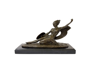 AMAZONKA - BRONZOVÁ SOCHA NA MRAMORU