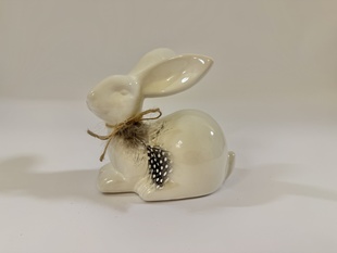 ZAJÍC S PÍRKEM - KERAMIKA