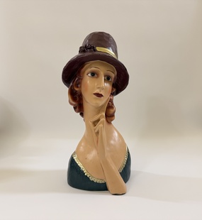 BUSTA ŽENSKÉ HLAVY S KLOBOUKEM