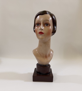 BUSTA ŽENSKÉ HLAVY