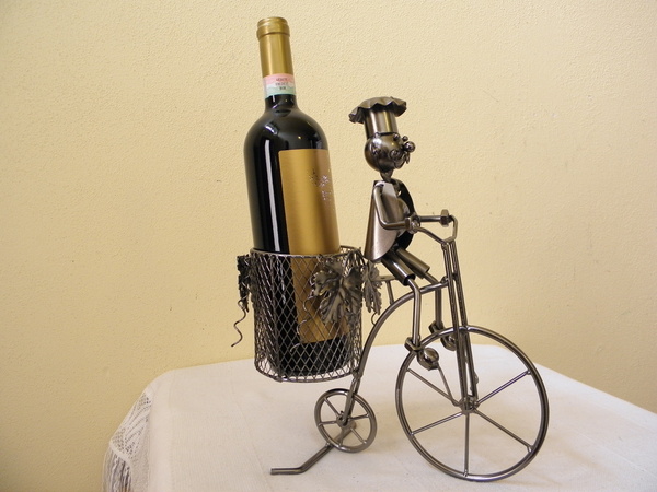 Kovovy Ozdobny Stojan Na Vino Cyklista Rucni Prace